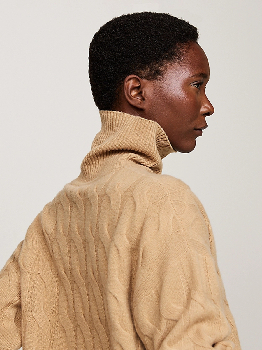 detail Tommy Hilfiger dámský hnědý vlněný svetr