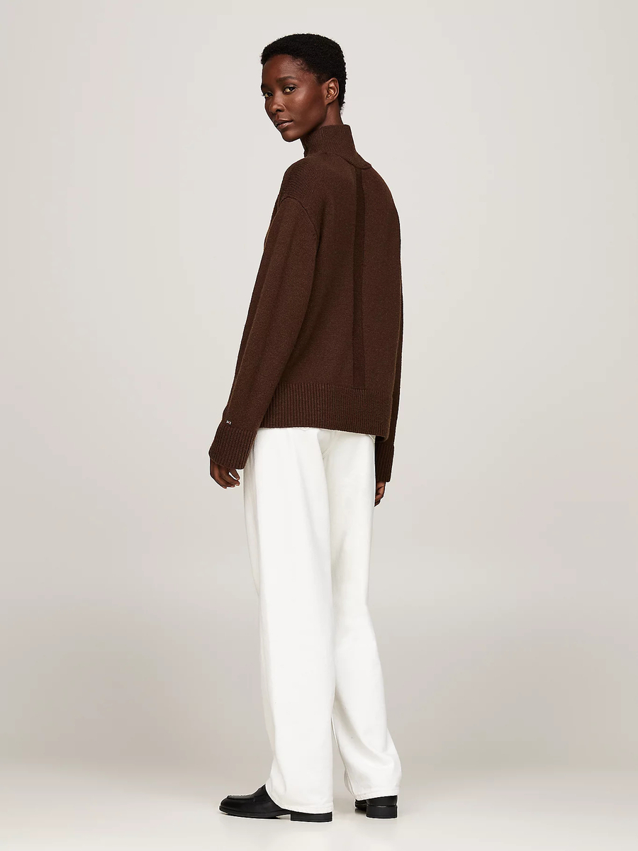 detail Tommy Hilfiger dámský hnědý svetr