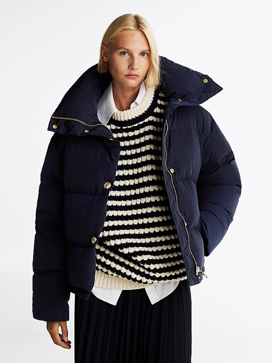 detail Tommy Hilfiger dámská tmavě modrá péřová bunda