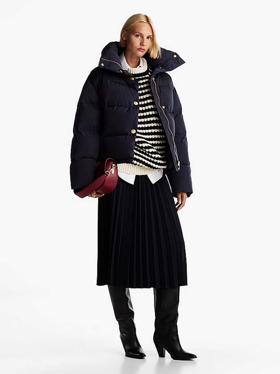 detail Tommy Hilfiger dámská tmavě modrá péřová bunda