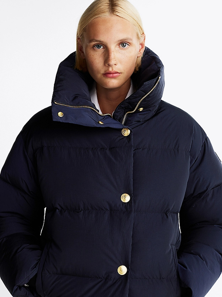detail Tommy Hilfiger dámská tmavě modrá péřová bunda