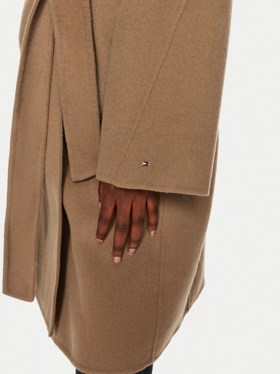 detail Tommy Hilfiger dámský hnědý vlněný kabát