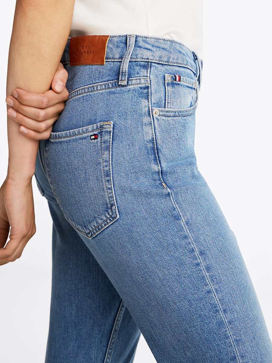 detail Tommy Hilfiger dámské modré džíny