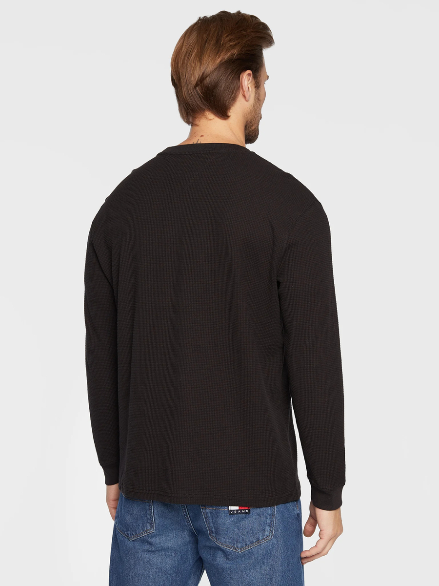 detail Tommy Jeans pánské černé tričko s dlouhým rukávem