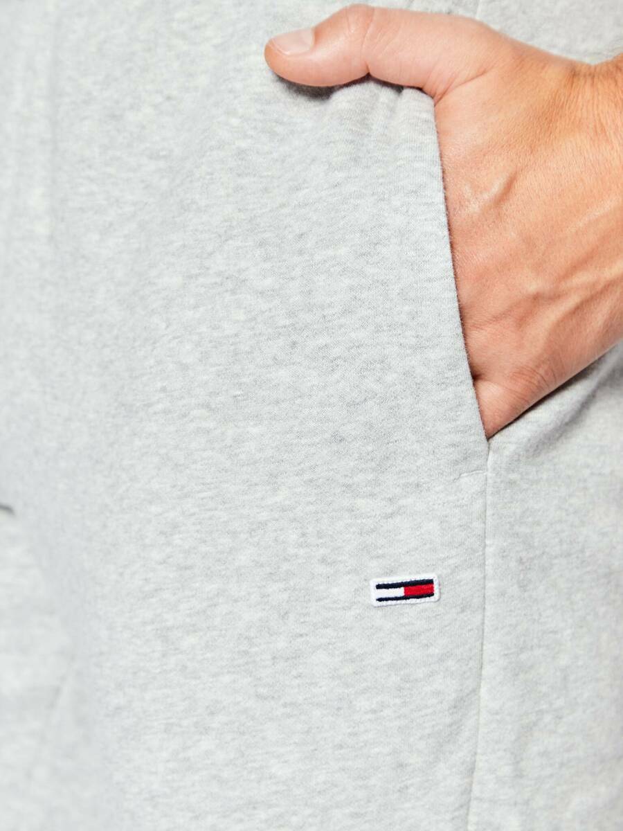 detail Tommy Jeans pánské šedé tepláky
