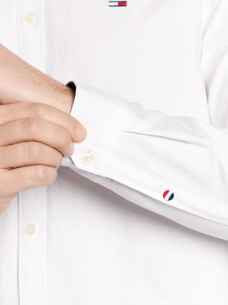 detail Tommy Jeans pánská bílá košile