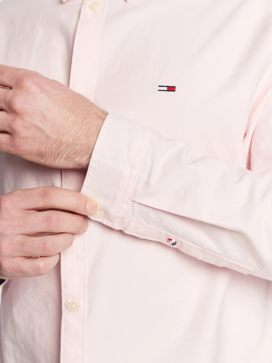 detail Tommy Jeans pánská bílá košile