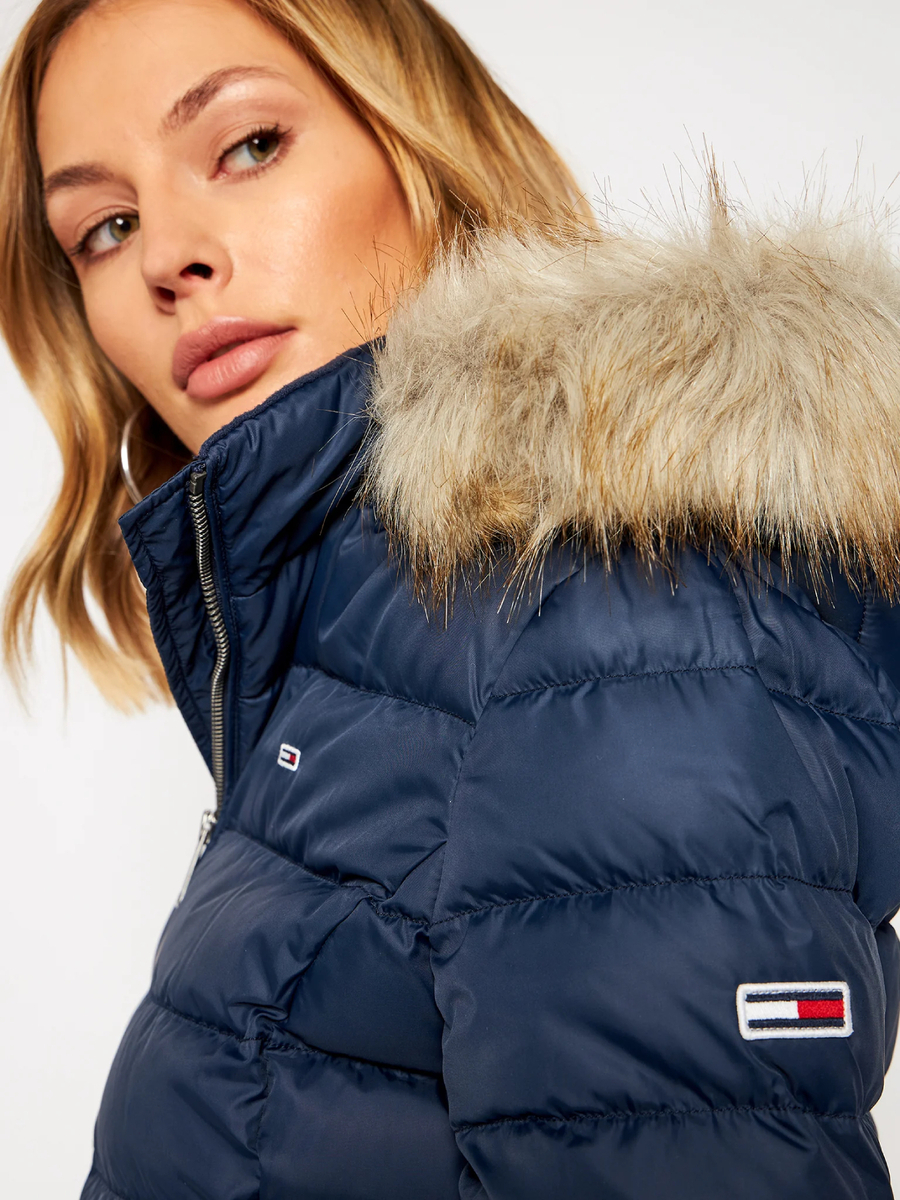 detail Tommy Jeans dámská tmavě modrá zimní bunda