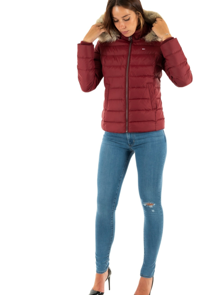 detail Tommy Jeans dámská vínová zimní bunda