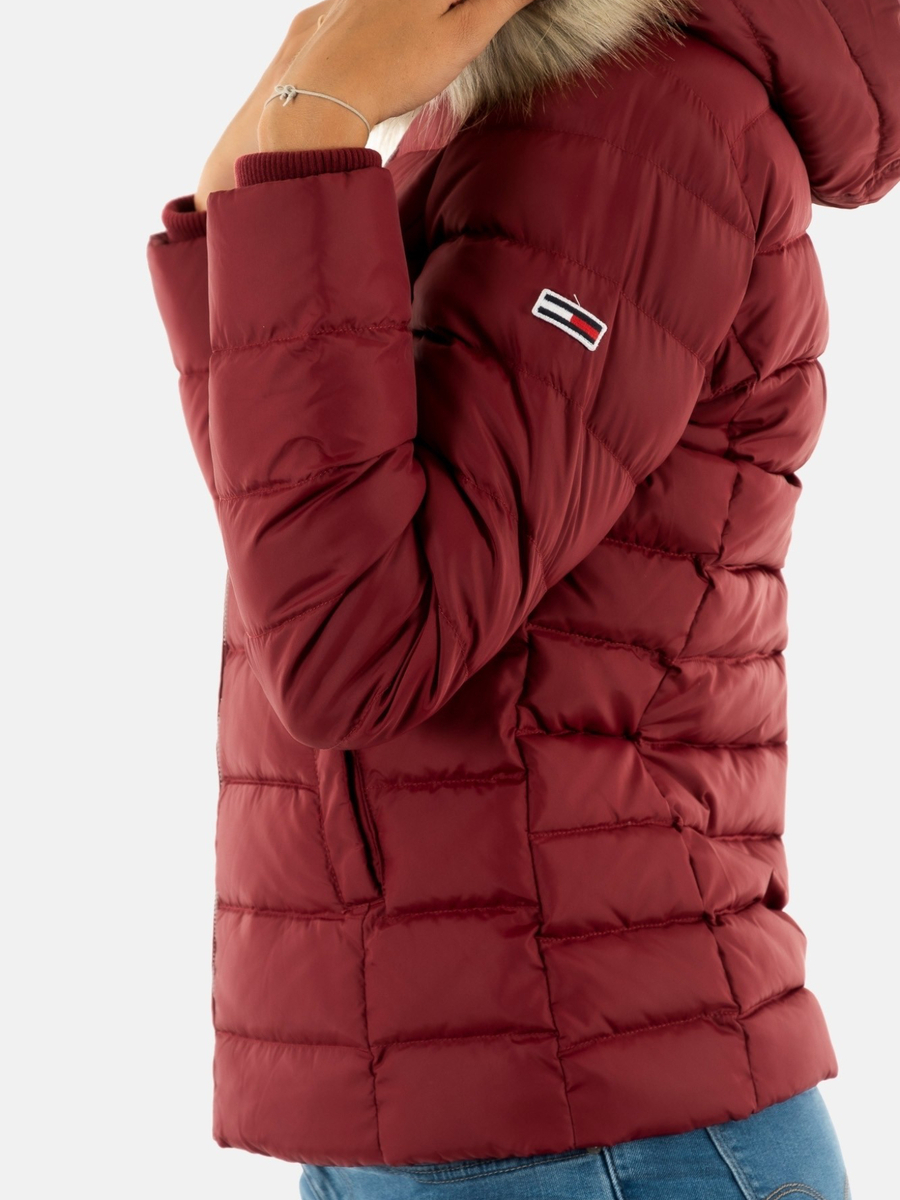 detail Tommy Jeans dámská vínová zimní bunda