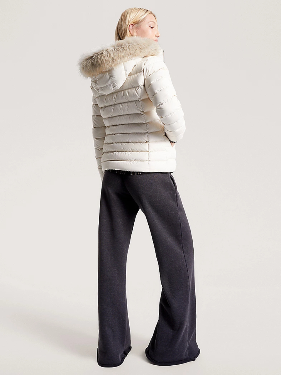 detail Tommy Jeans dámská krémová zimní bunda