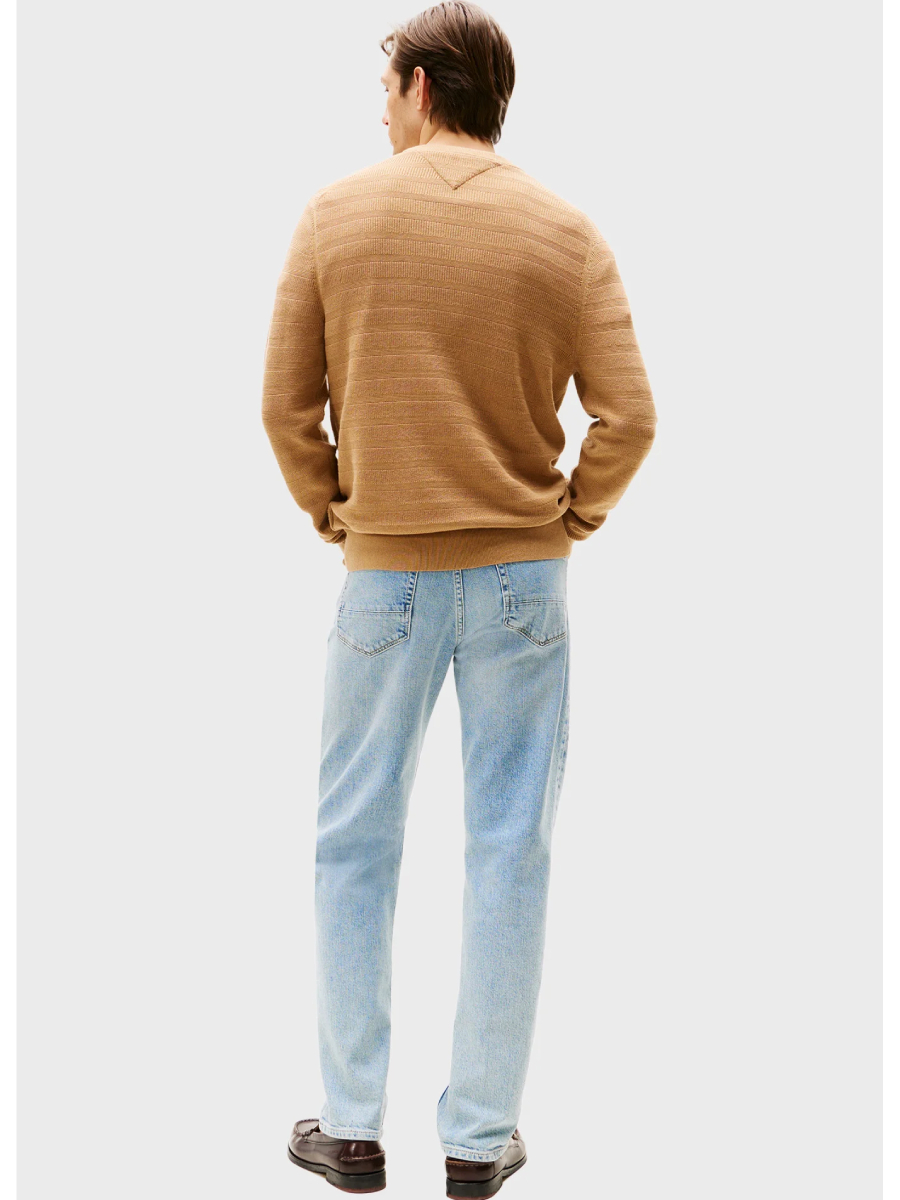 detail Tommy Hilfiger pánský béžový svetr