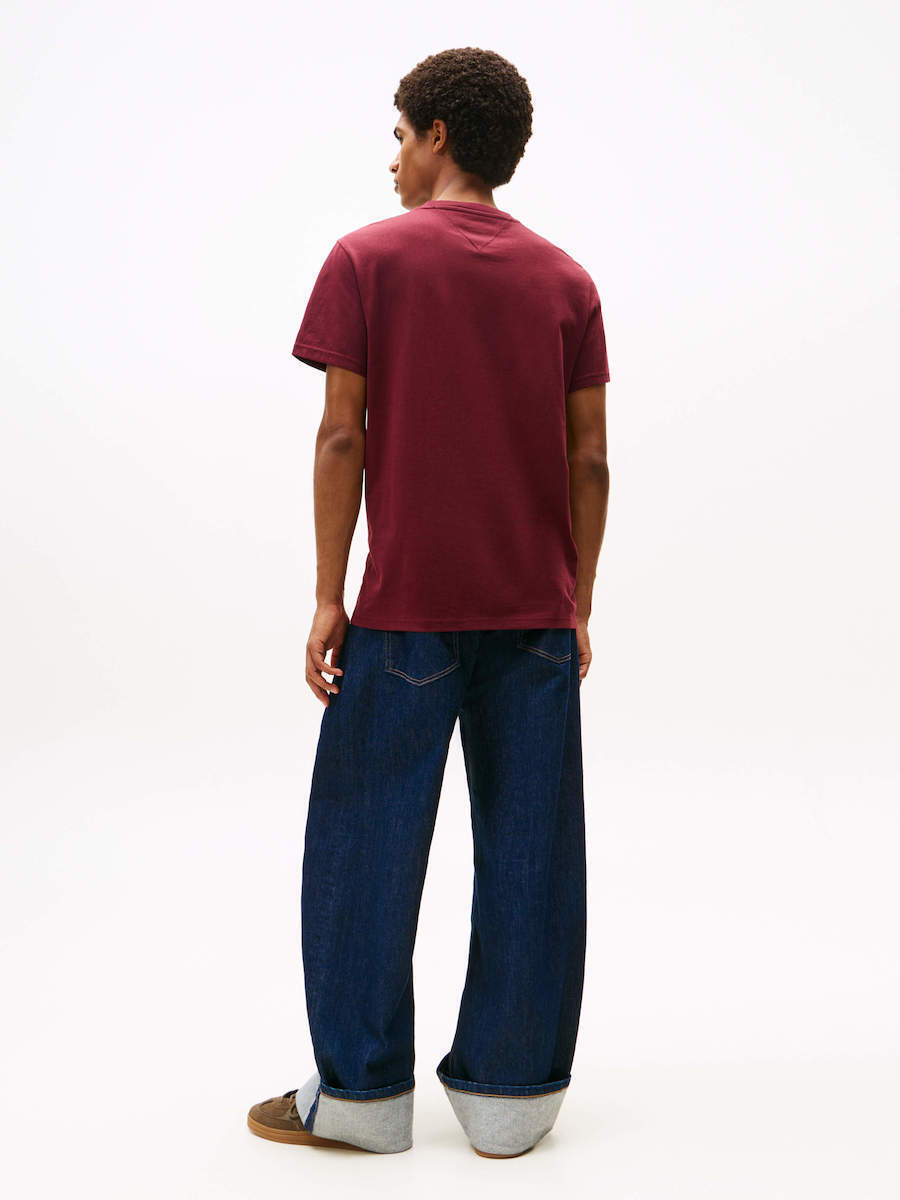 detail   Tommy Jeans pánské vínové tričko