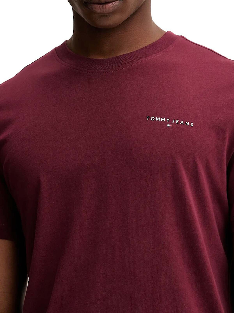detail   Tommy Jeans pánské vínové tričko