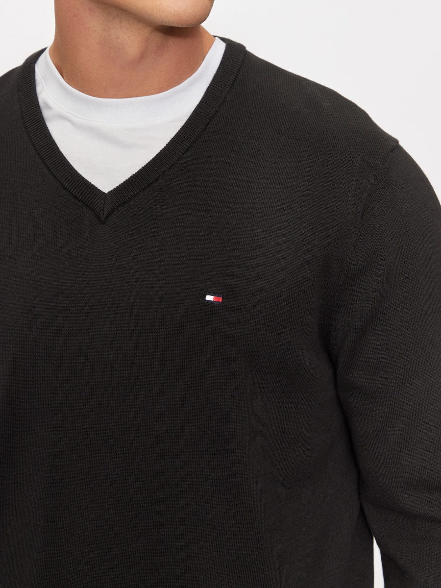 detail Tommy Hilfiger pánský černý svetr