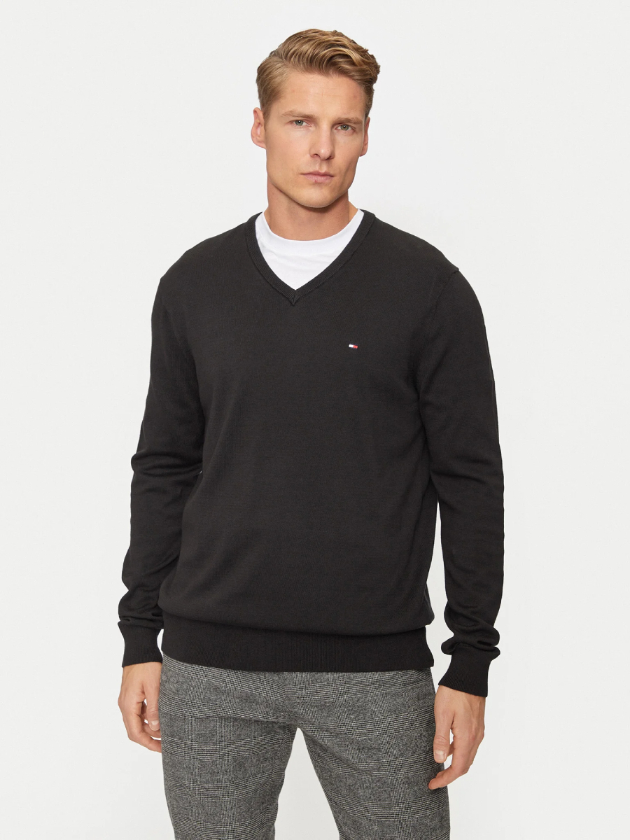 detail Tommy Hilfiger pánský černý svetr