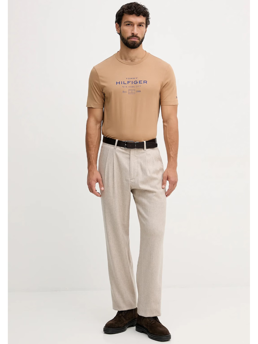 detail Tommy Hilfiger pánské hnědé tričko