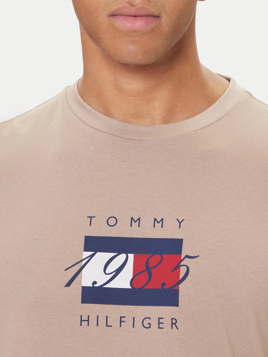 detail Tommy Hilfiger pánské béžové triko