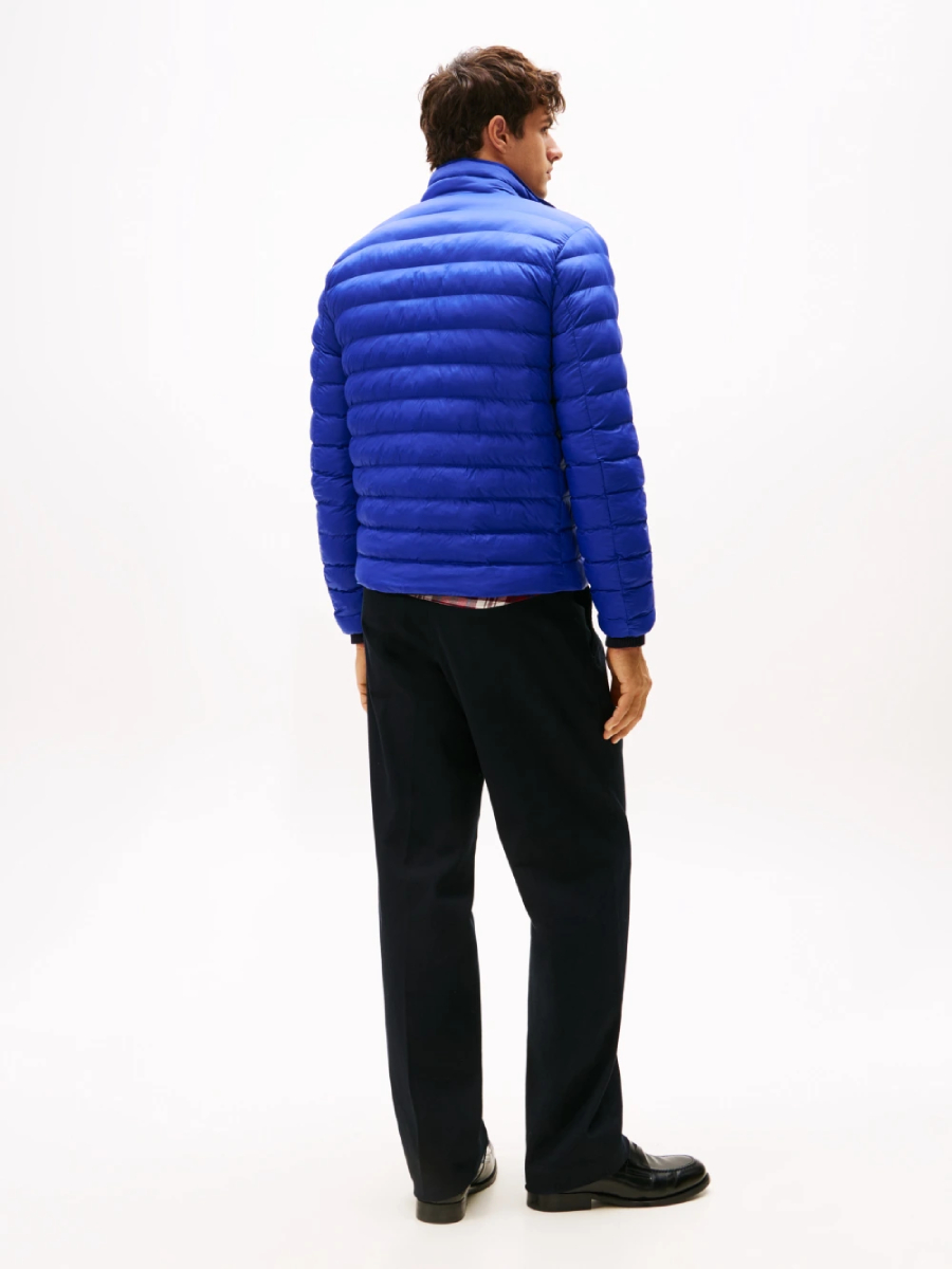 detail Tommy Hilfiger pánská modrá bunda