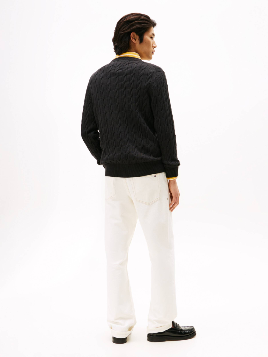 detail Tommy Hilfiger pánský černý svetr