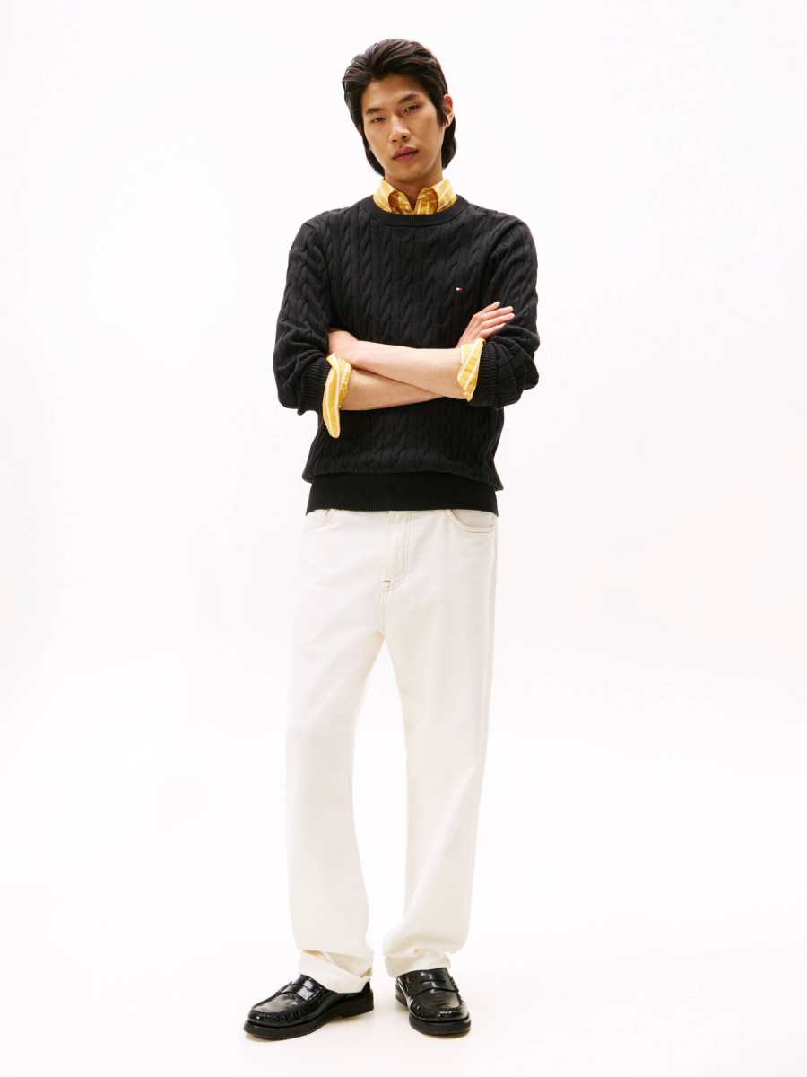 detail Tommy Hilfiger pánský černý svetr