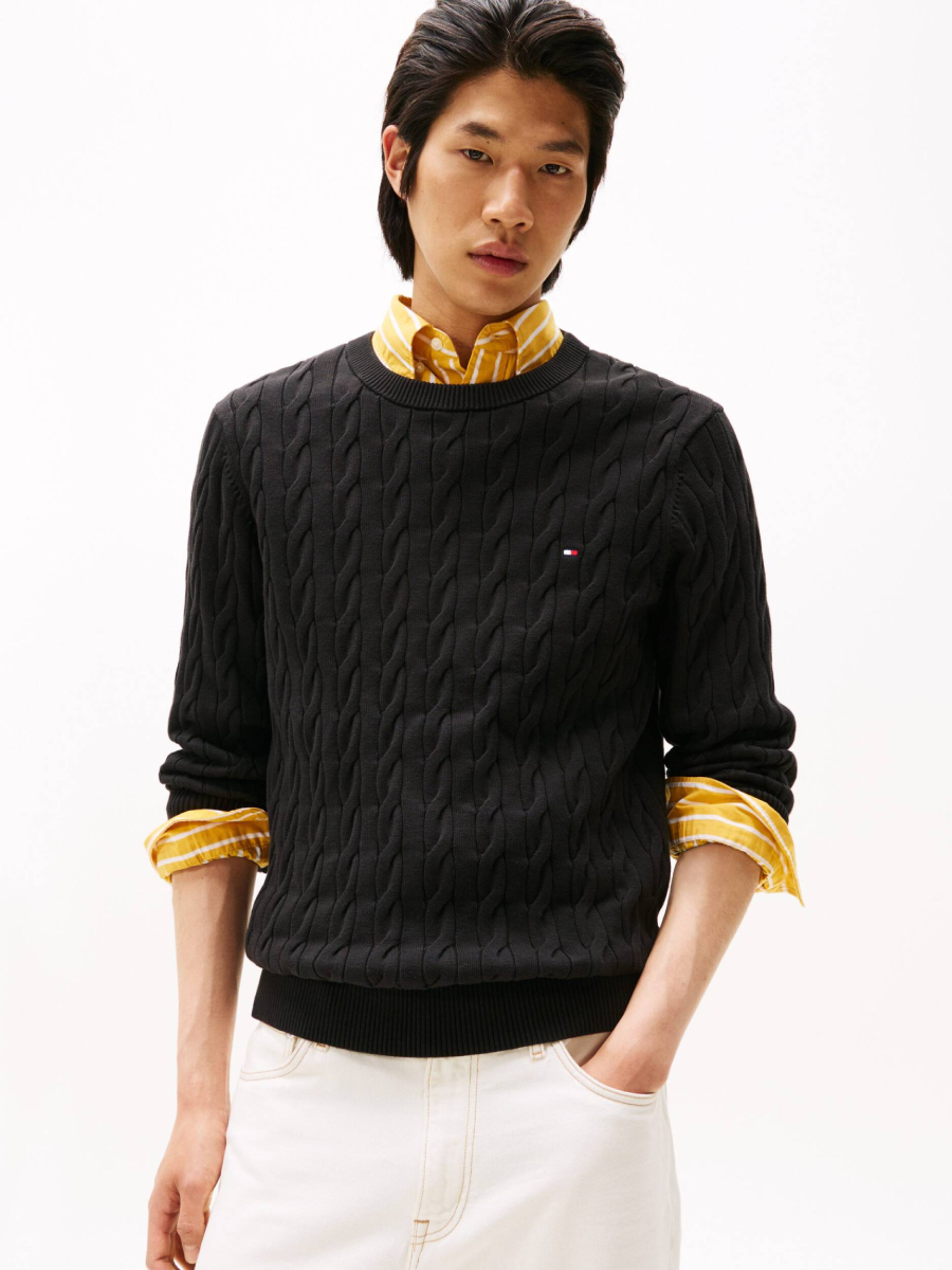 detail Tommy Hilfiger pánský černý svetr