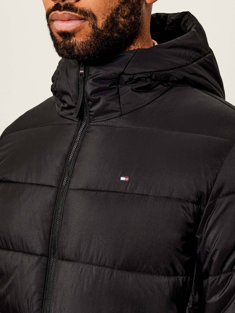 detail Tommy Hilfiger pánská černá bunda