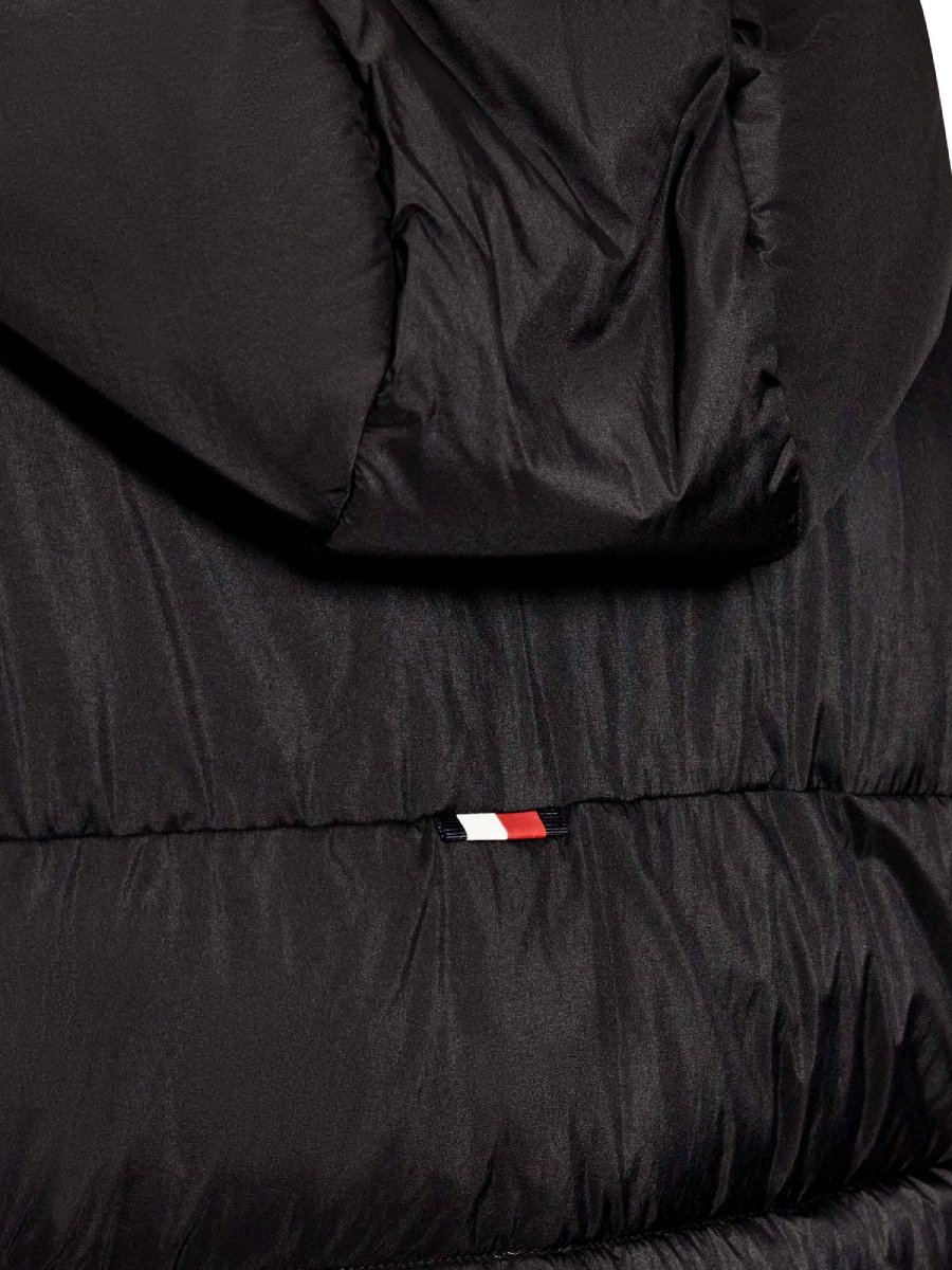 detail Tommy Hilfiger pánská černá bunda