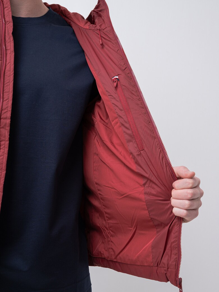 detail Tommy Hilfiger pánská vínová bunda