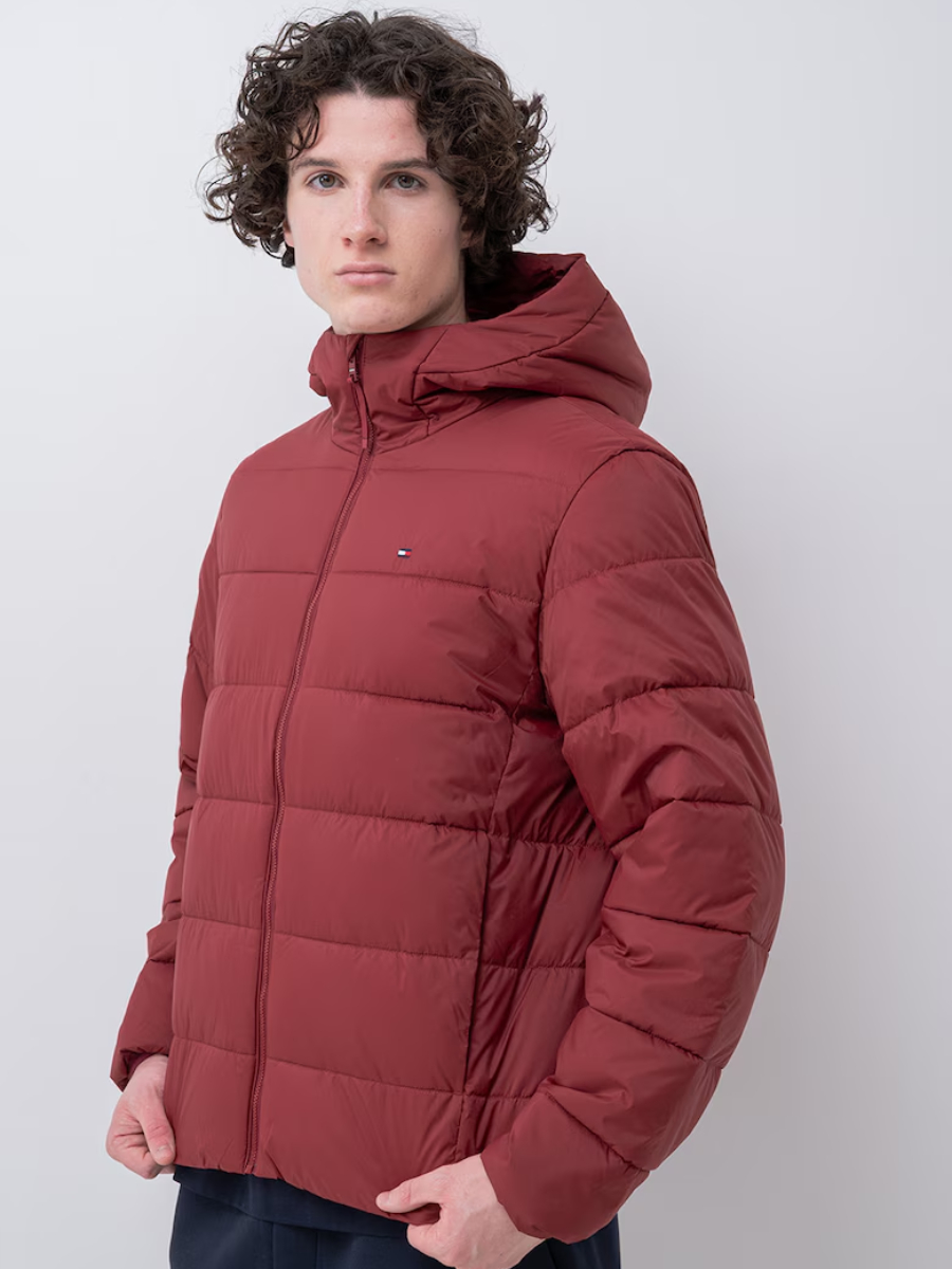 detail Tommy Hilfiger pánská vínová bunda