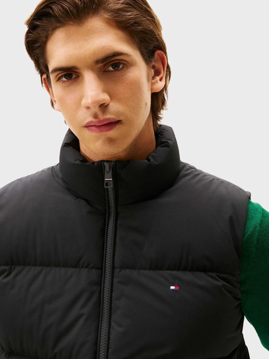 detail Tommy Hilfiger pánská černá vesta