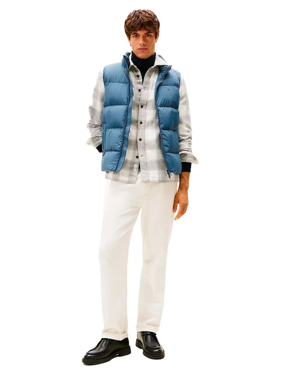 detail Tommy Hilfiger pánská modrá vesta