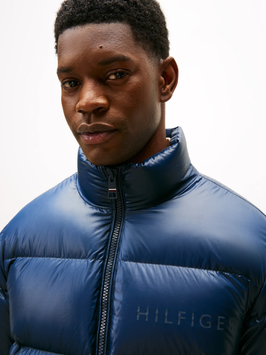 detail Tommy Hilfiger pánská tmavě modrá bunda