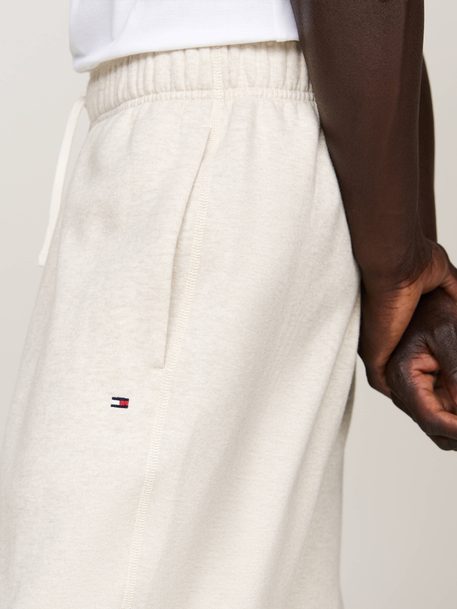 detail Tommy Hilfiger pánské krémové tepláky