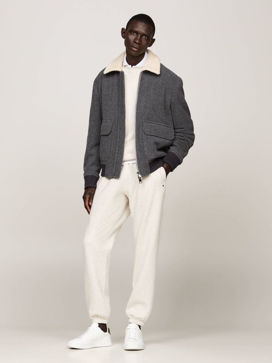 detail Tommy Hilfiger pánské krémové tepláky