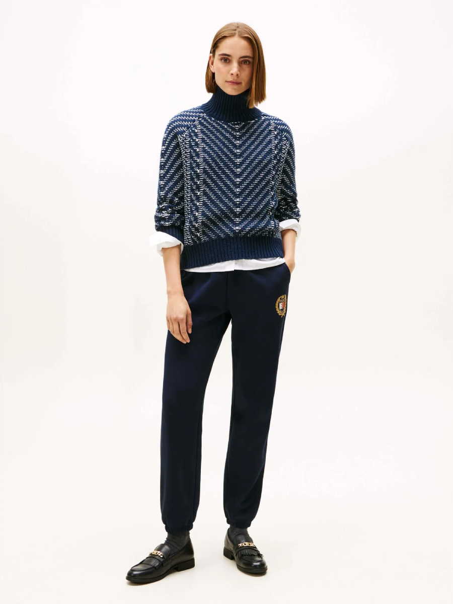 detail Tommy Hilfiger dámský tmavě modrý rolákový svetr