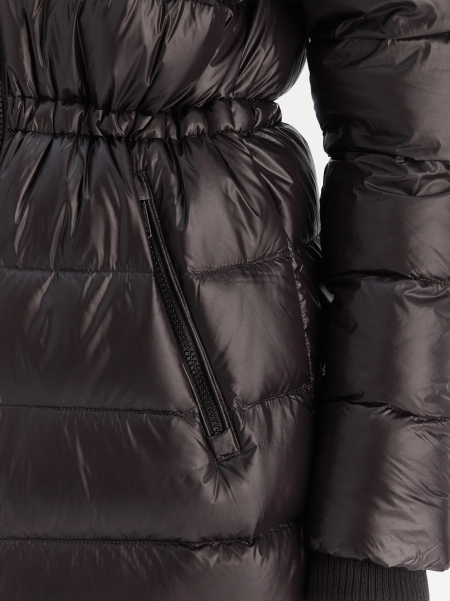 detail Tommy Hilfiger dámská péřová bunda