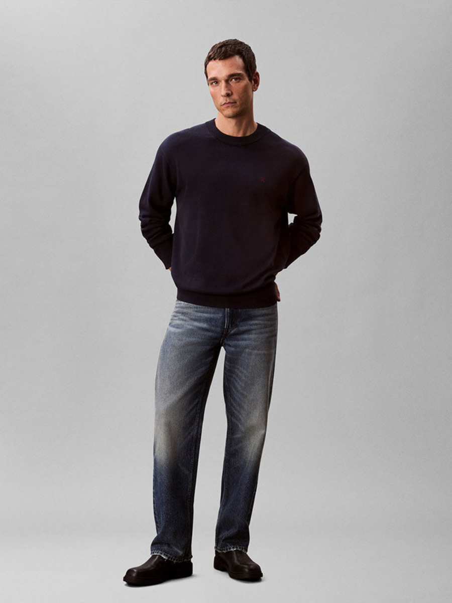 detail Calvin Klein pánský modrý svetr