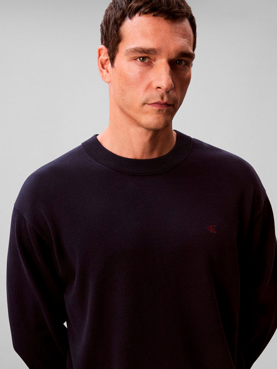 detail Calvin Klein pánský modrý svetr
