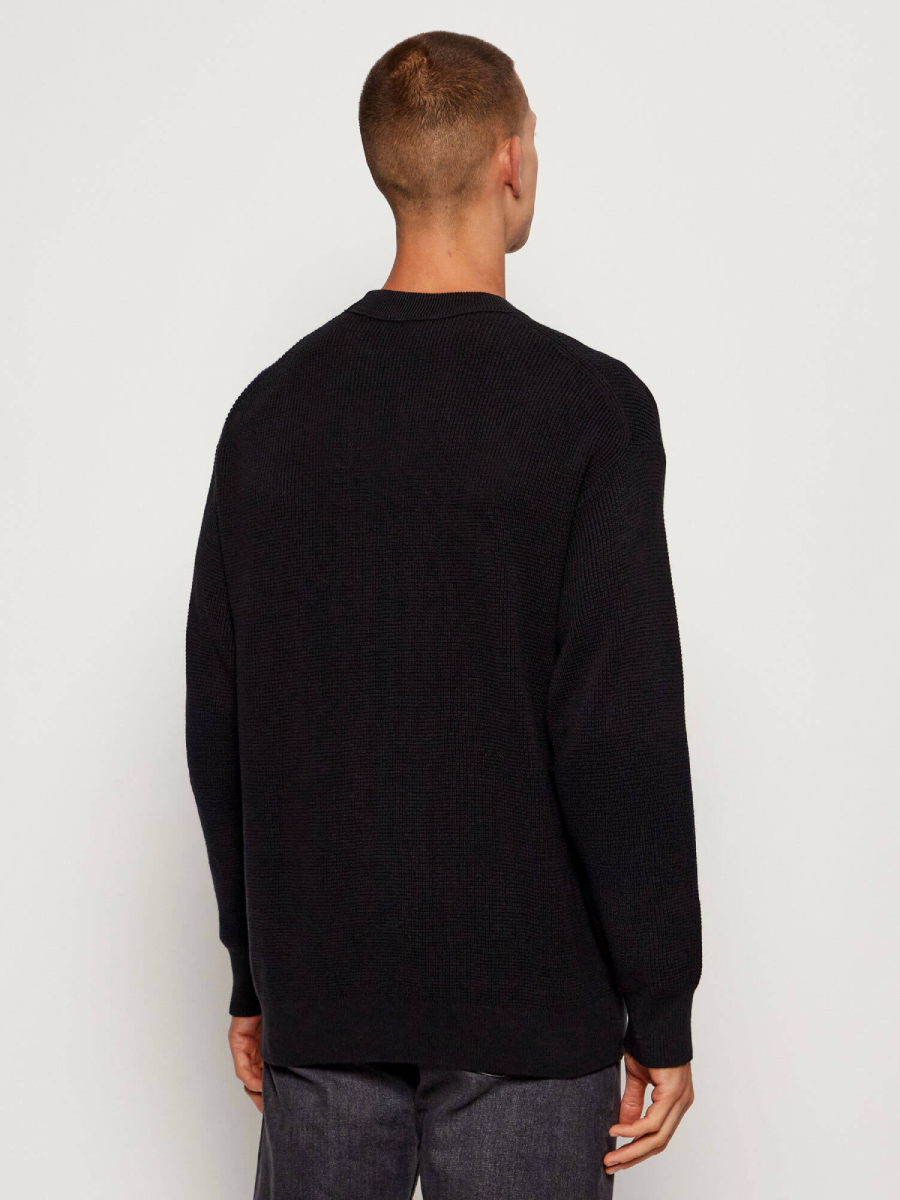 detail Calvin Klein pánský černý svetr