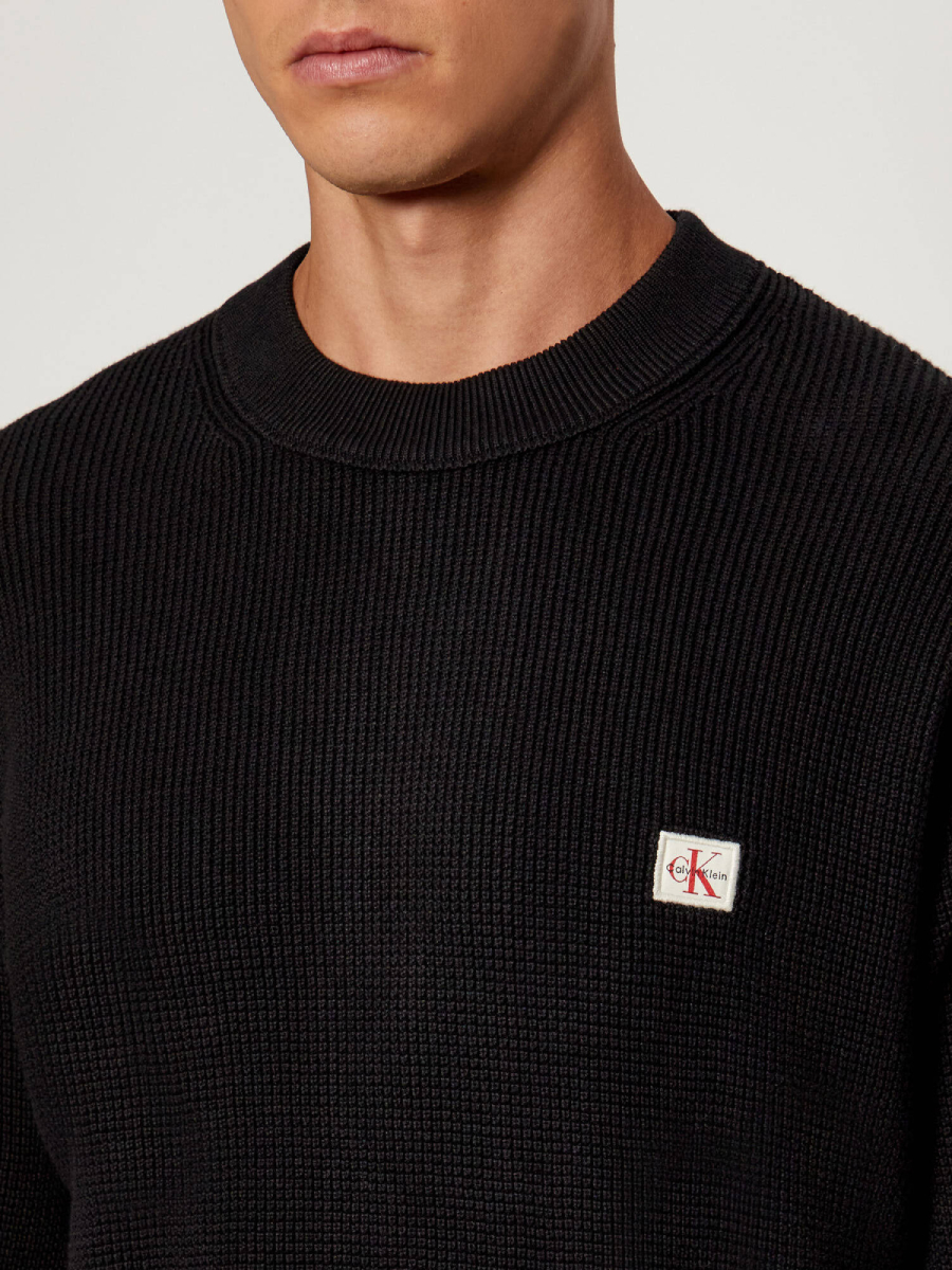 detail Calvin Klein pánský černý svetr