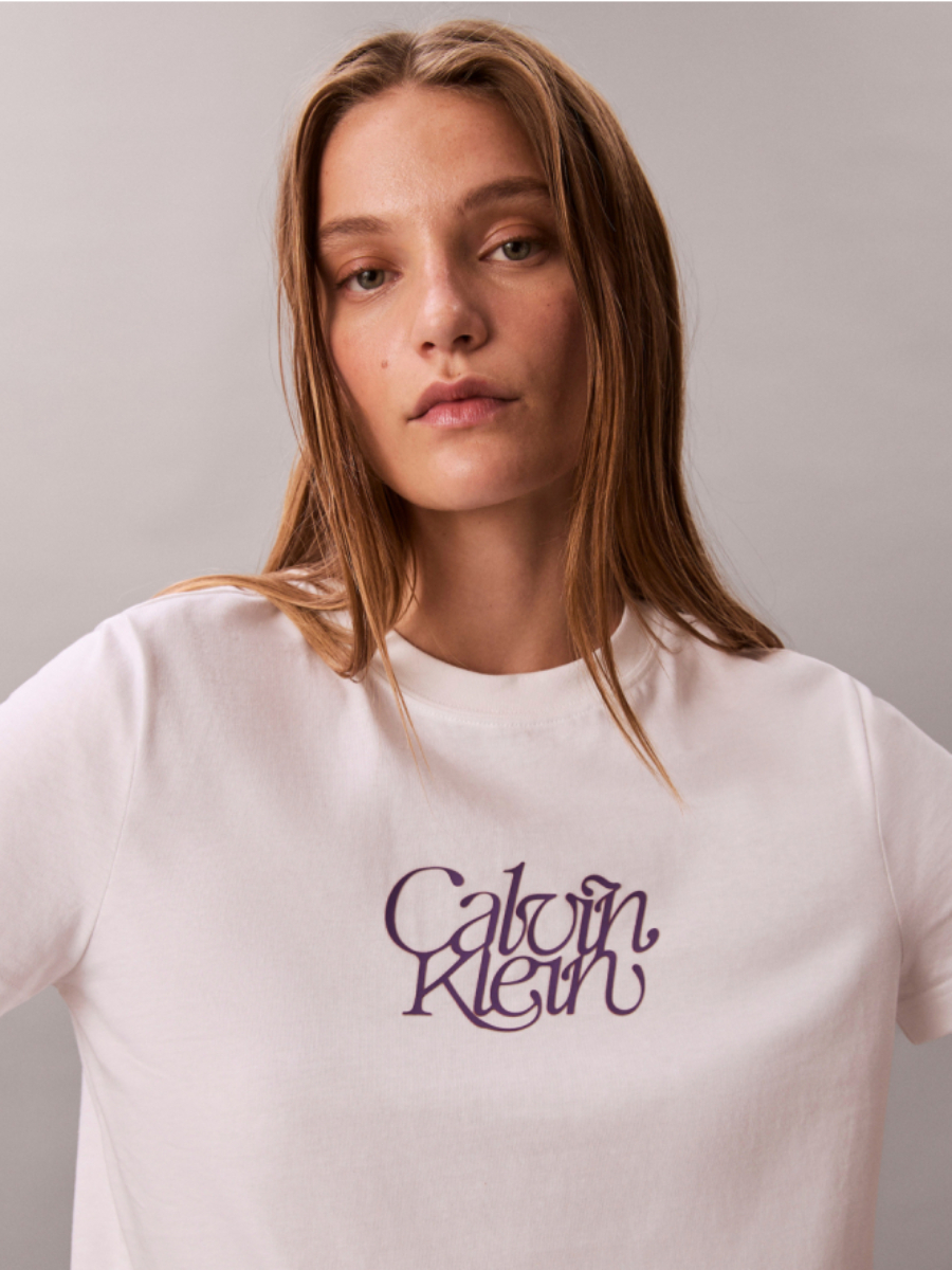 detail Calvin Klein dámské bílé tričko