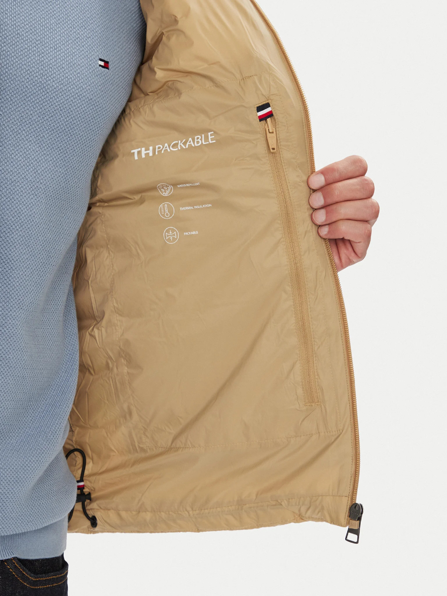 detail Tommy Hilfiger pánská béžová vesta