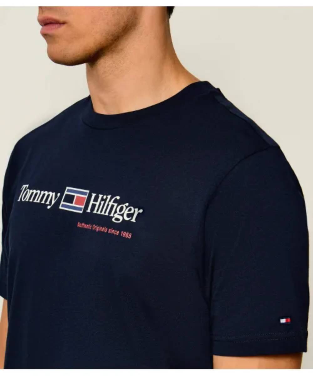 detail Tommy Hilfiger pánské tmavě modré tričko