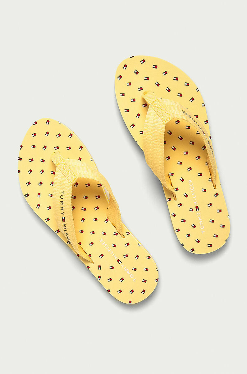 detail Tommy Hilfiger dámské žluté žabky