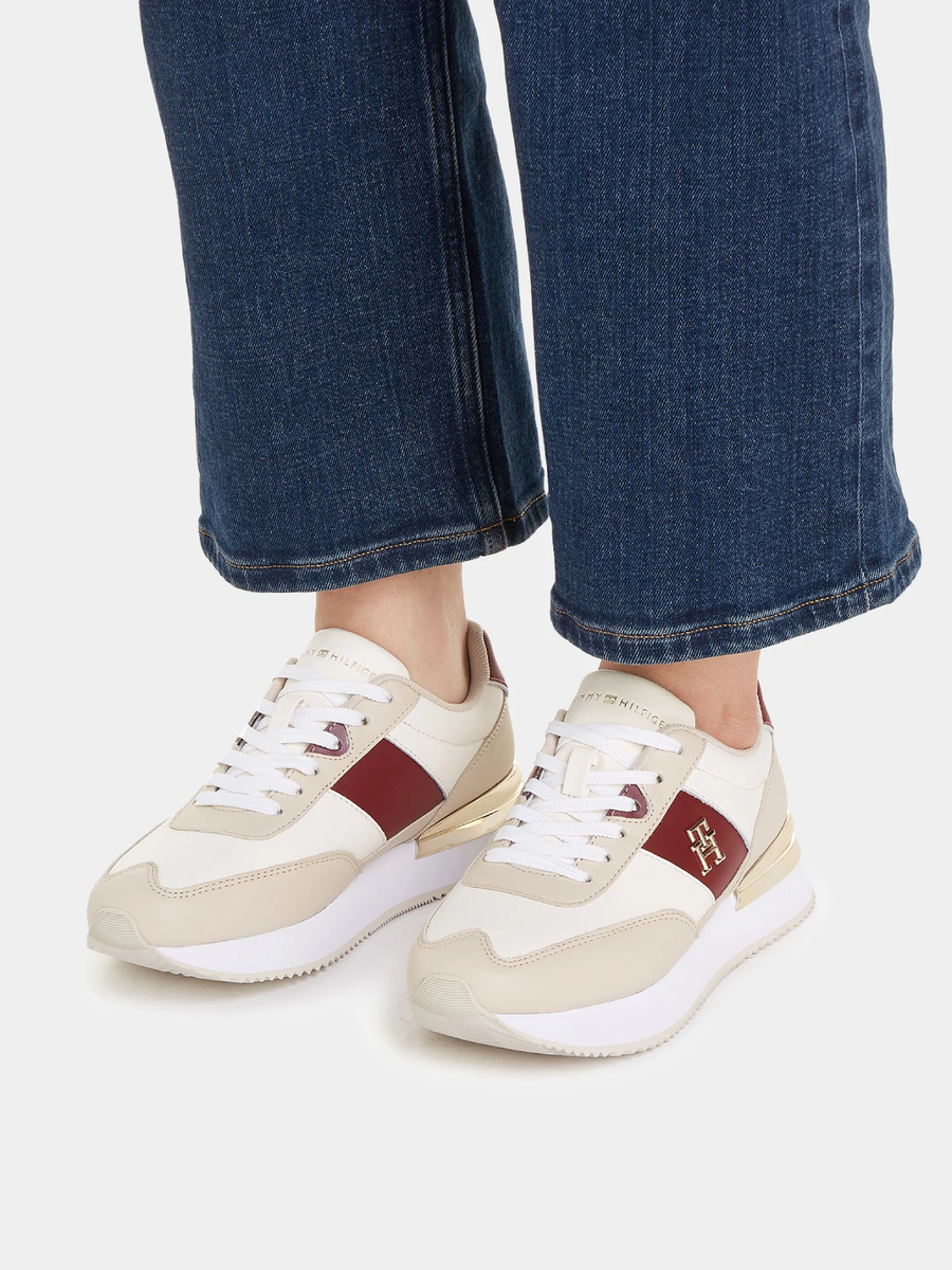 detail Tommy Hilfiger dámské krémové tenisky