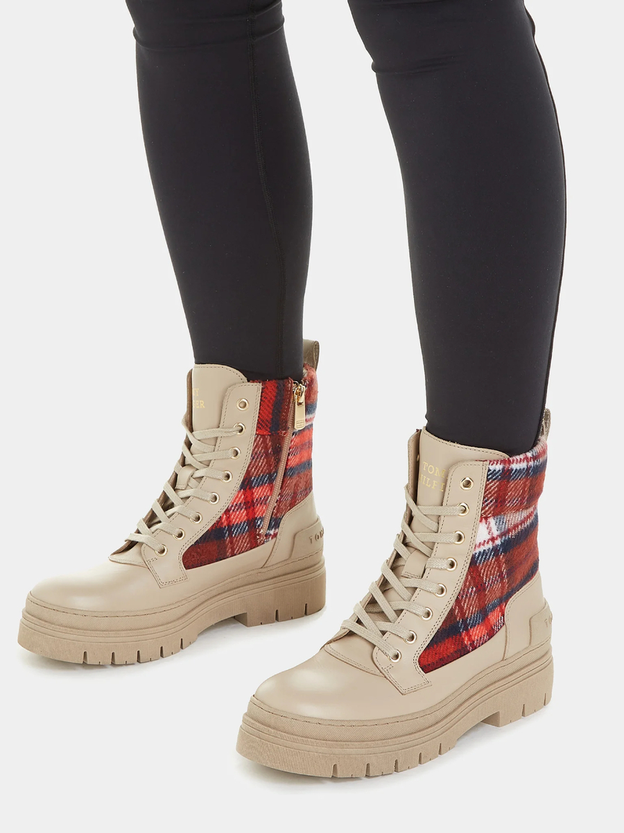 detail Tommy Hilfiger dámské béžové kotníkové boty