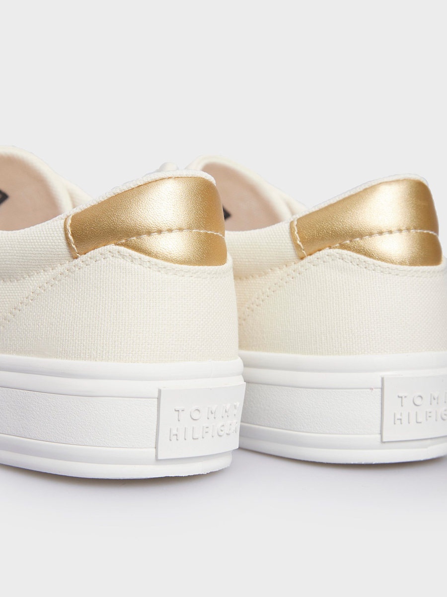detail Tommy Hilfiger dámské krémové tenisky