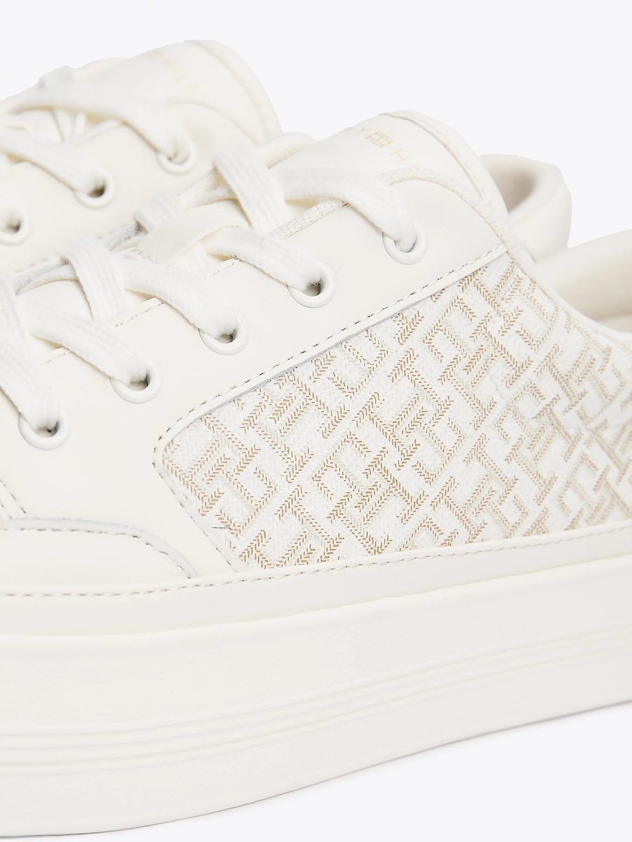 detail Tommy Hilfiger dámské krémové tenisky Monogram