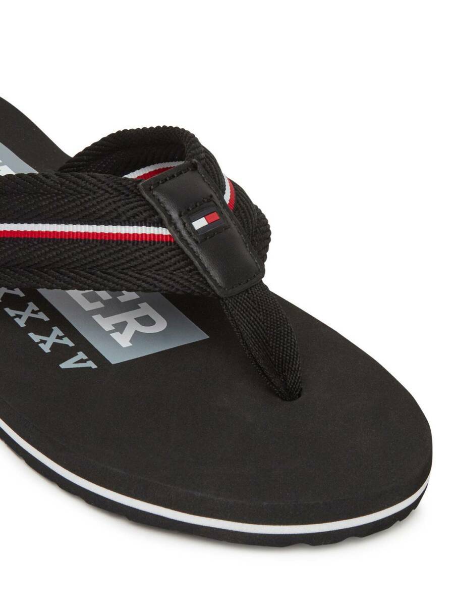 detail Tommy Hilfiger pánské černé žabky